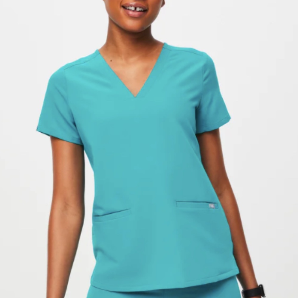FIGS Casma 3 Pocket Scrub Top in Sz Large